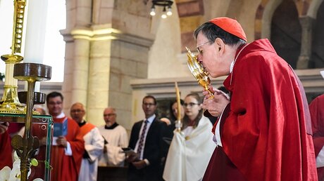 Kardinal Kurt Koch küsst die Reliquie des neuen Seligen / © Harald Oppitz (KNA)