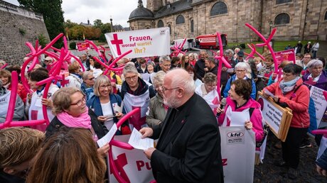 Kardinal Reinhard Marx (m.) mit Demonstrantinnen der Katholischen Frauengemeinschaft Deutschlands / © Frank Rumpenhorst (dpa)