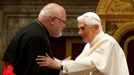 Kardinal Reinhard Marx und Papst em. Benedikt XVI. (r.) / © Katharina Ebel (KNA)