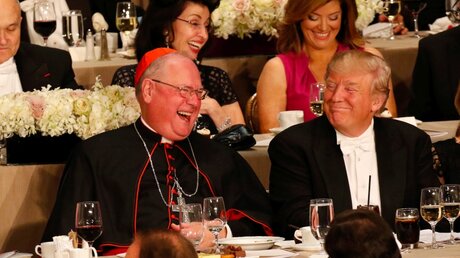 Kardinal Timothy M. Dolan (l.) neben Donald Trump (Archiv) / © Gregory A. Shemitz/CNS photo (KNA)