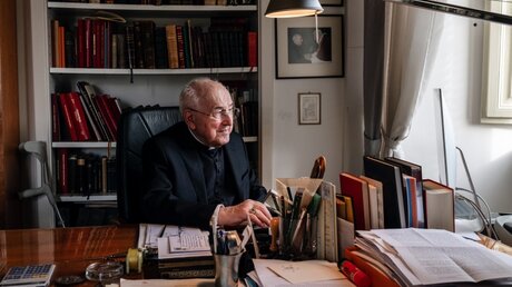 Kardinal Walter Brandmüller an seinem Schreibtisch / © Francesco Pistilli (KNA)