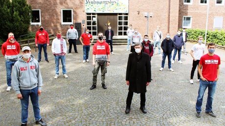 Kardinal Woelki mit Fans der Ultra-Gruppen "Wilde Horde" und "Coloniacs" (Erzbistum Köln)