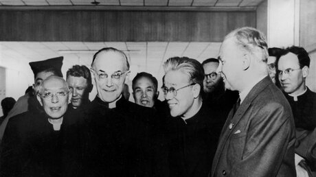 Der Erzbischof von Tokio, Tatsuo Peter Doi, und Kardinal Josef Frings (v.l.) / © N.N. (KNA)