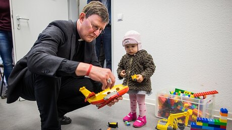 Ein bisschen spielen. Kardinal Woelki besucht im November eine Flüchtlingsunterkunft in Köln. / © Rolf Vennenbernd (dpa)