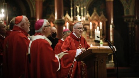 Kardinalstaatssekretär Pietro Parolin (m.) in Berlin / © Gordon Welters (KNA)