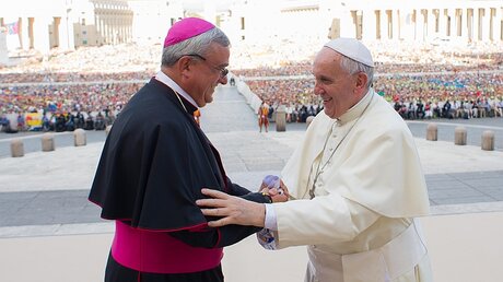 Sehen sich in Krakau: Jugendbischof Wiesemann und Papst Franziskus / © Romano Siciliani (KNA)