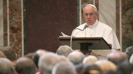 Papst Franziskus hält eine Dankesrede / © Oliver Berg (dpa)
