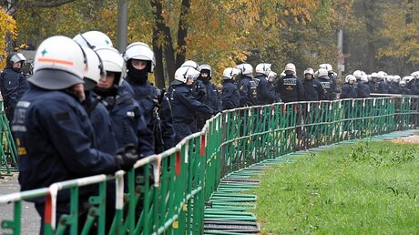 Polizeieinsatz vor einem Bundesligaspiel / © Uli Deck (epd)