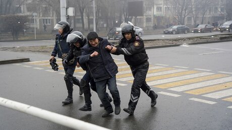 Kasachstan, Almaty: Polizeibeamte halten einen Mann während einer Demonstration in Almaty fest / © Vladimir Tretyakov (dpa)