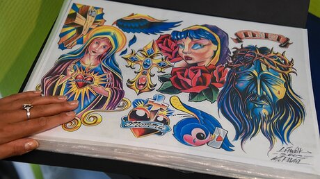 Katalog mit Motiven in einem Tattoo Studio  / © Harald Oppitz (KNA)