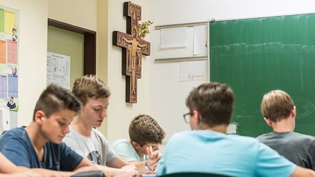 Religionsunterricht in einer achten Klasse eines Gymnasiums / © Elisabeth Schomaker (KNA)