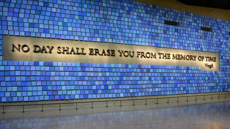 "Kein Tag soll dich vom Gedächtnis der Zeit ausradieren": Gedanke von Vergil in der 9/11-Gedächtnisstätte in New York / © Christopher Penler (shutterstock)