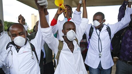 Ärzte und Pflegepersonal in Kenia streiken für mehr Lohn / © Dai Kurokawa/EPA (dpa)
