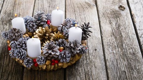 Kerzen auf einem Adventskranz / © images72 (shutterstock)