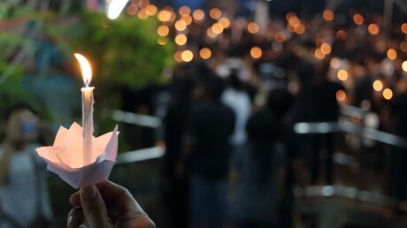 Kerzen auf einer Beerdigung / © Tuaindeed (shutterstock)