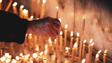 Kerzen in einer rumänisch-orthodoxen Kirche / © M.Moira (shutterstock)