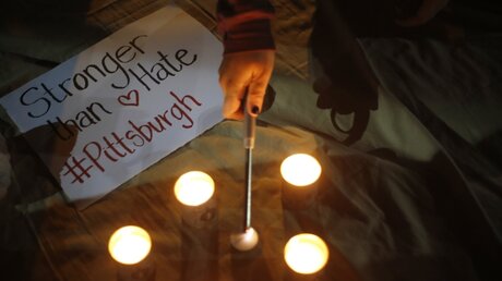 Kerzen für Opfer von Pittsburgh / © Ariel Schalit/AP (dpa)