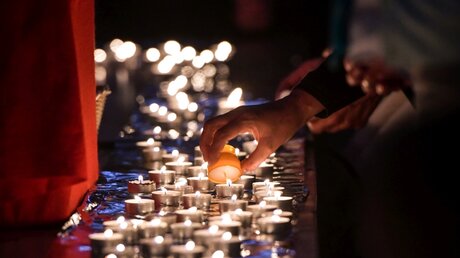 Kerzen werden bei Nightfever angezündet / © Harald Oppitz (KNA)