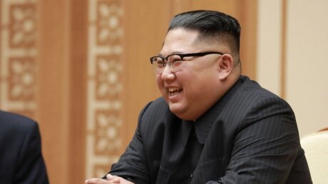 Auf "Kuschelkurs"?: Nordkoreas Machthaber Kim Jong Un / © KCNA (dpa)