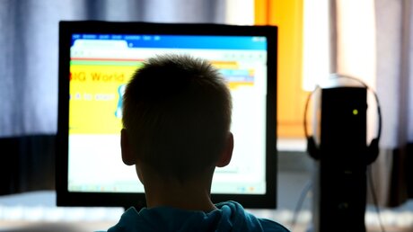Kind vor einem Computer / © Karl-Josef Hildenbrand (dpa)