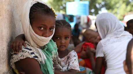 Kinder auf der Flucht im Sudan / © Marwan Ali (dpa)