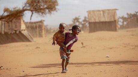 Kinder im Süden Madagaskars, wo die schlimmste Dürre seit 40 Jahren herrscht / © Tsiory Andriantsoarana / WFP (dpa)