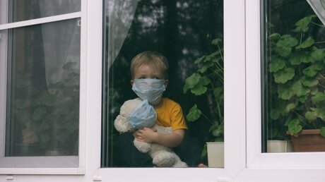 Kinder leiden psychisch unter der Pandemie / © Gargonia (shutterstock)