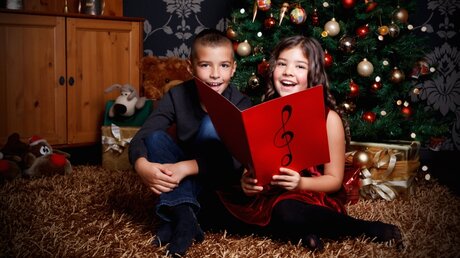 Kinder singen Weihnachtslieder / © Imcsike (shutterstock)