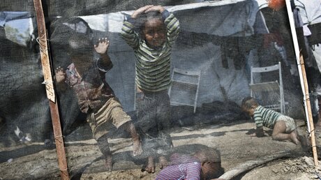 Kinder spielen im Flüchtlingslager Moria auf der Ägäisinsel Lesbos / © Petros Giannakouris (dpa)