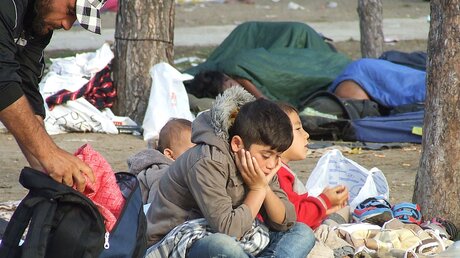 Flüchtlinge am 25.08.15 in einem Park in Belgrad (dpa)