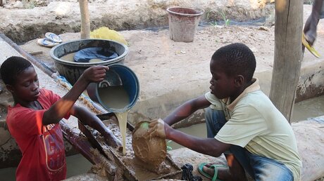Kinderarbeit in Goldminen in Ghana / © Juliane Kippenberg (dpa)