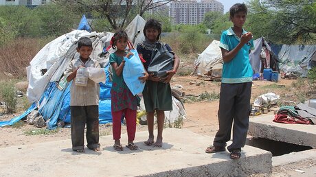 Indische Kinder sammeln Müll (dpa)