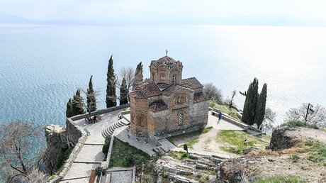Kirche des Heiligen Johannes von Kaneo am Ohrid-See / © Harald Oppitz (KNA)