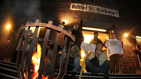 Mitglieder der St. Barbara Gemeinde besetzten im Dezember 2011 in Duisburg ihre Kirche. / © Roland Weihrauch (dpa)