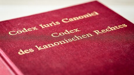 Kirchenrecht: Der rote Buchdeckel des Codex Iuris Canonici (CIC) / © Julia Steinbrecht (KNA)