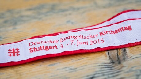 Ein Schlüsselband mit der Aufschrift "Deutscher Evangelischer Kirchentag Stuttgart - 3.-7. Juni 2015" (dpa)