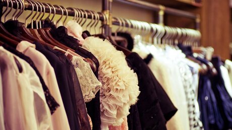 Kleidung in einem Geschäft / © Forewer (shutterstock)