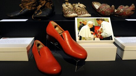 Für eine Kolpingaktion: Die roten Schuhe von Papst em. Benedikt XVI. (KNA)