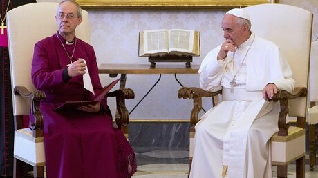 Papst Franziskus mit Anglikaner-Primas Welby / © Alessandra Tarantino (KNA)