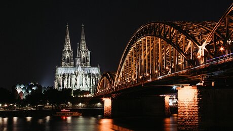 Kölner Dom bei Nacht / © Lichtwerkstatt (shutterstock)