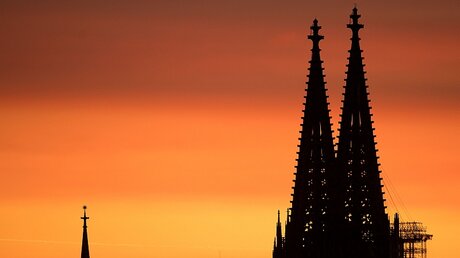 Spitzen des Kölner Doms im Sonnenuntergang / © Marius Becker (dpa)