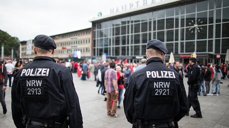 Führt mehr Polizeipräsenz zu einem größeren Sicherheitsgefühl?  / © Marcel Kusch (dpa)
