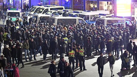 Kölner Polizeieinsatz in der Silvesternacht  / © Henning Kaiser (dpa)