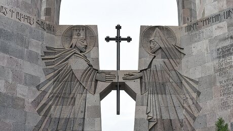 König Trdat III. und der heilige Gregor der Erleuchter (Krikor Lusarowitsch) am Ortseingang von Etschmiadsin / © Alexander Brüggemann (KNA)