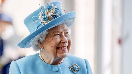 Ganz ohne übliche Geburtstraditionen begeht die Queen ihren 94. Geburtstag / © Tolga Akmen (dpa)