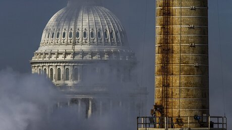 Kapitol in Washington ist eingenebelt / © Jim Lo Scalzo (dpa)