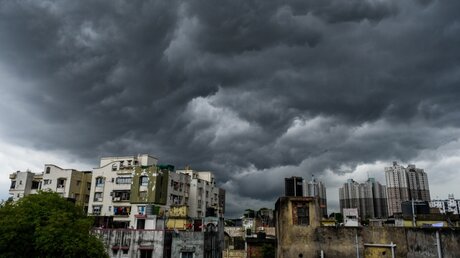 Kolkata: Dunkle Sturmwolken ziehen über der Hauptstadt des indischen Bundesstaates Westbengalen auf / © Debarchan Chatterjee (dpa)