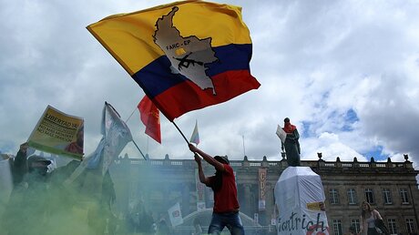 Kolumbianische Fahne mit dem Abzeichen der Guerillaorganisation Farc / © Diego Pineda (dpa)