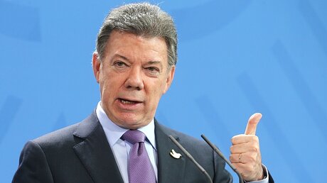 Daumen hoch: Kolumbiens Präsident Juan Manuel Santos / © Wolfgang Kumm (dpa)