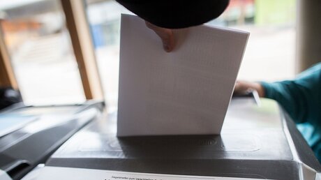Abgabe des Wahlscheins in einer Wahlurne / © Frank Rumpenhorst (dpa)